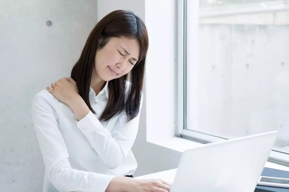 肩がつらい女性