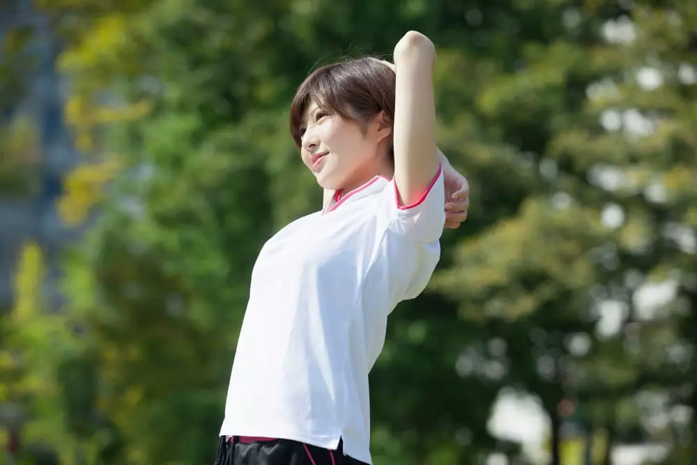 ストレッチをする女性